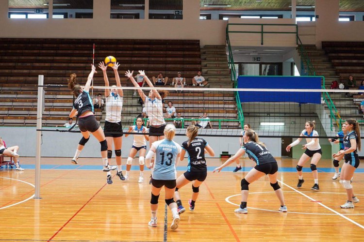 Poluzavršnice UniSport HR odbojke odigrane su 27. i 28. svibnja u zagrebačkoj sportskoj dvorani Sutinska vrela, za konkurenciju studentica i studenata.